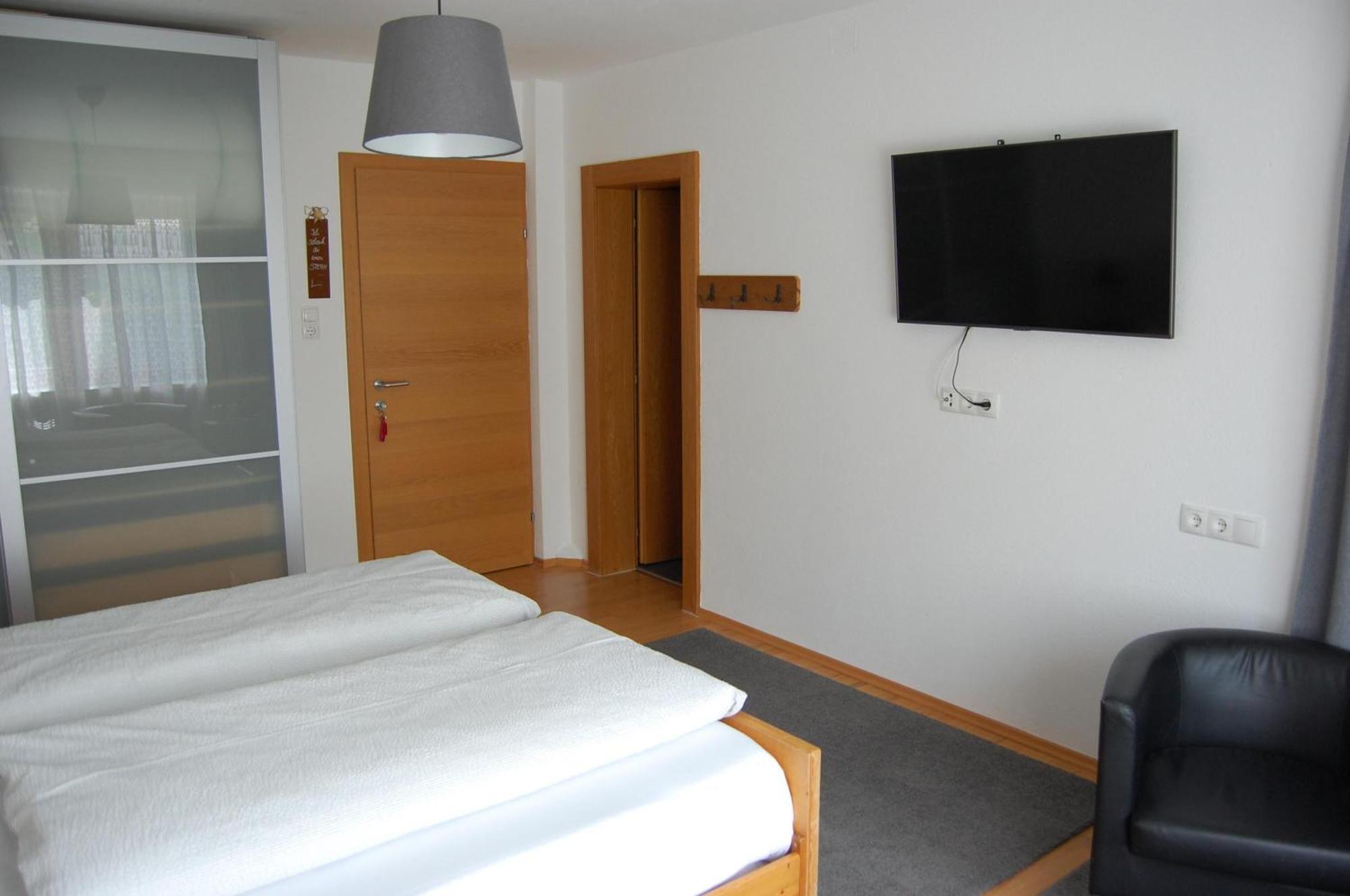 Haus Hager Bed & Breakfast Schlitters Bagian luar foto